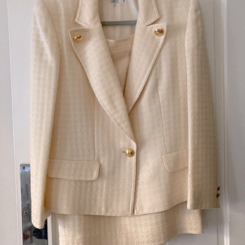 Cream Valentino woman’s wool lined suit w/ skirt size 44